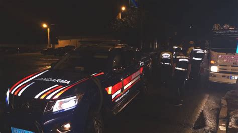 A­y­d­ı­n­’­d­a­ ­j­a­n­d­a­r­m­a­ ­e­k­i­p­ ­o­t­o­s­u­ ­o­t­o­m­o­b­i­l­l­e­ ­ç­a­r­p­ı­ş­t­ı­